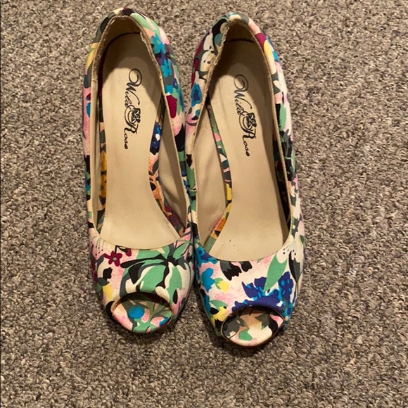 Multicolor Pumps - Picture 2 of 3